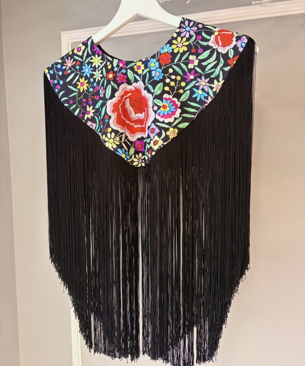 Capa pico estampada mantón colores fondo negro