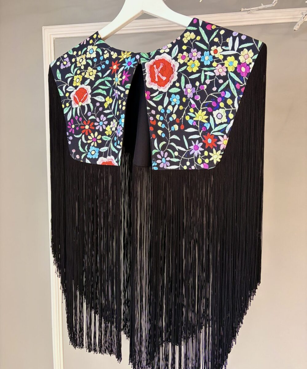 Alternative view of Capa pico estampada mantón colores fondo negro