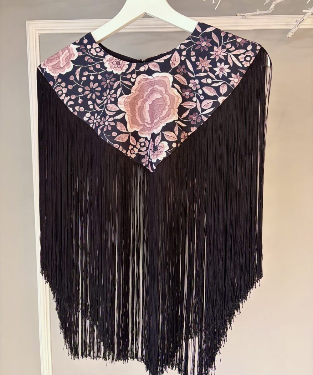 Capa pico estampada mantón rosa fondo negro