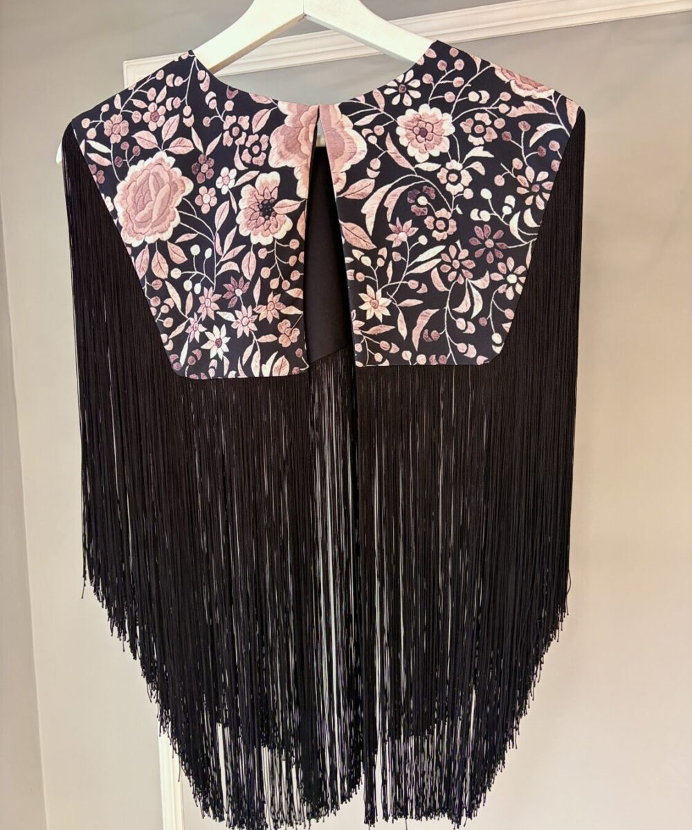 Alternative view of Capa pico estampada mantón rosa fondo negro