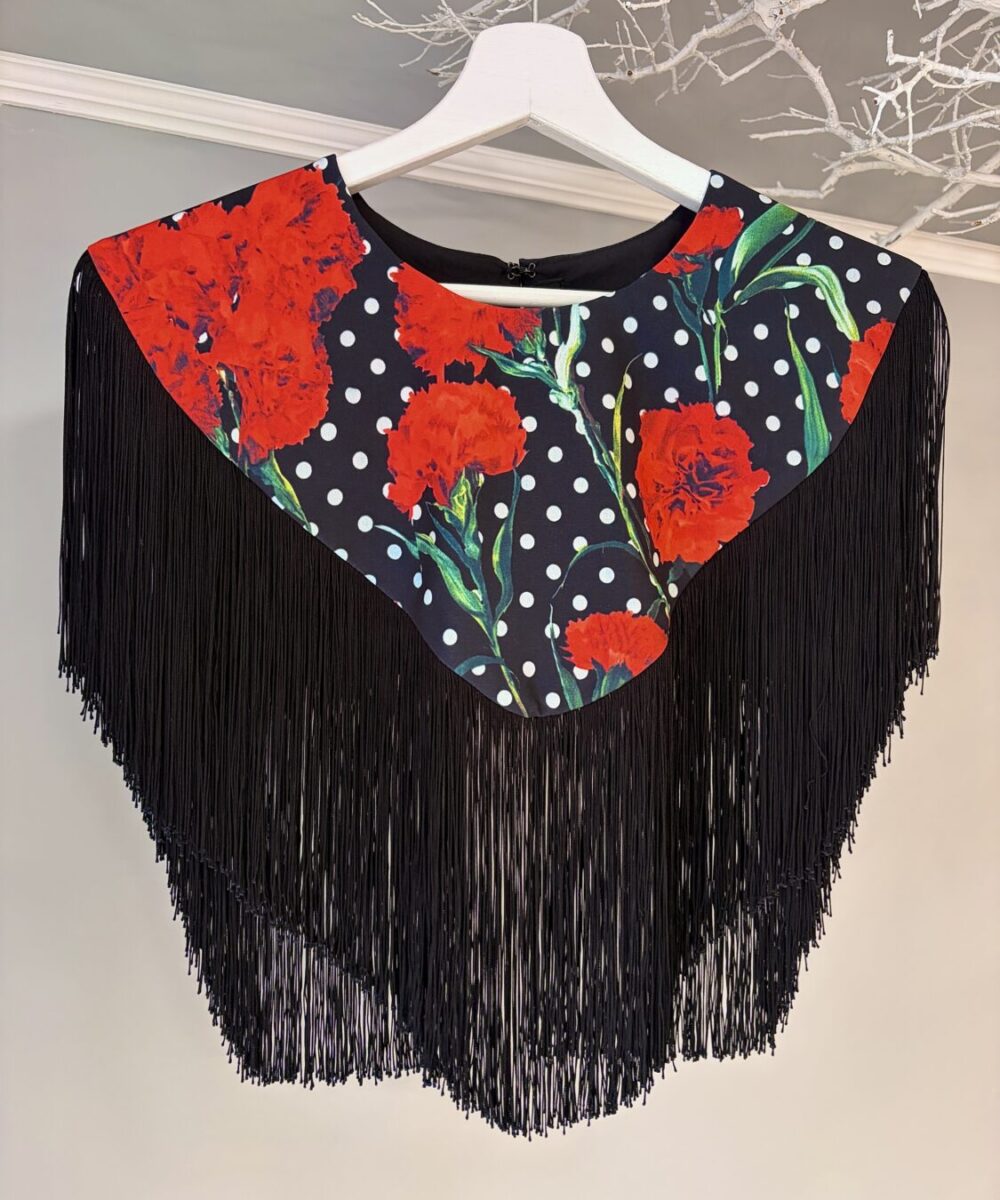 Alternative view of Capa pico estampada claveles y lunares