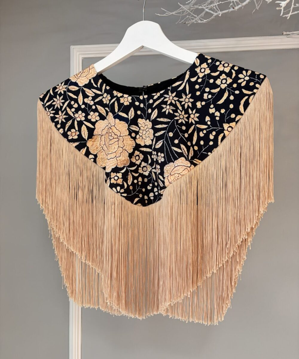 Capa pico estampada mantón dorado fondo colores