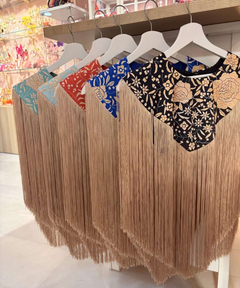 Alternative view of Capa pico estampada mantón dorado fondo colores