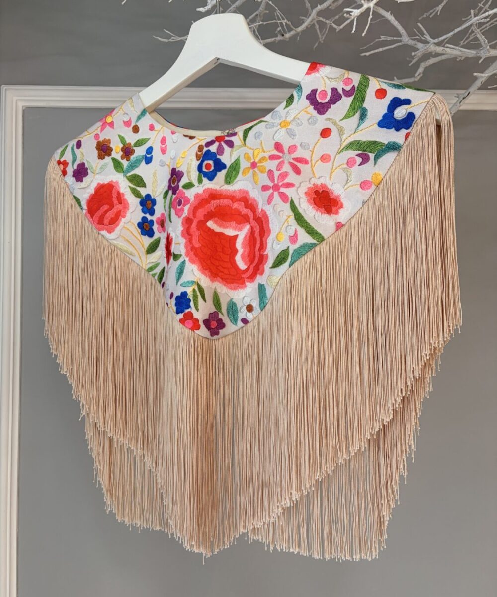 Capa pico estampada mantón colores fondo beige.