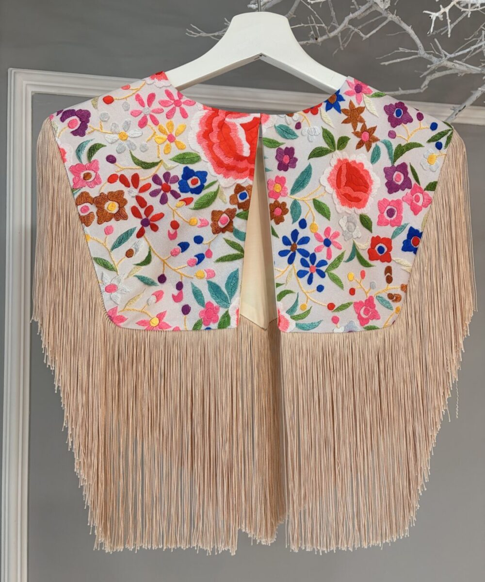 Alternative view of Capa pico estampada mantón colores fondo beige.