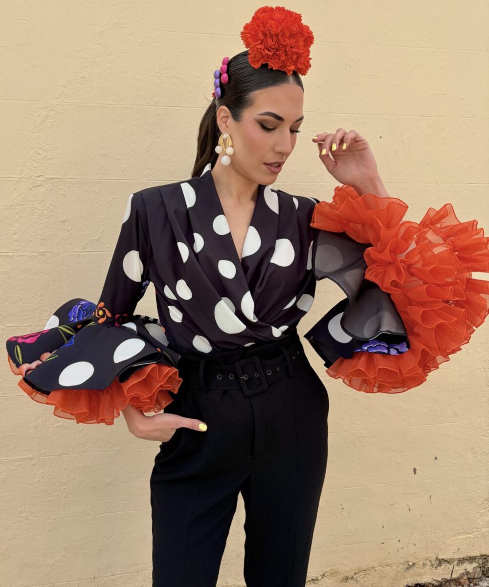 Alternative view of Blusa volantes Negra coll. Silencio