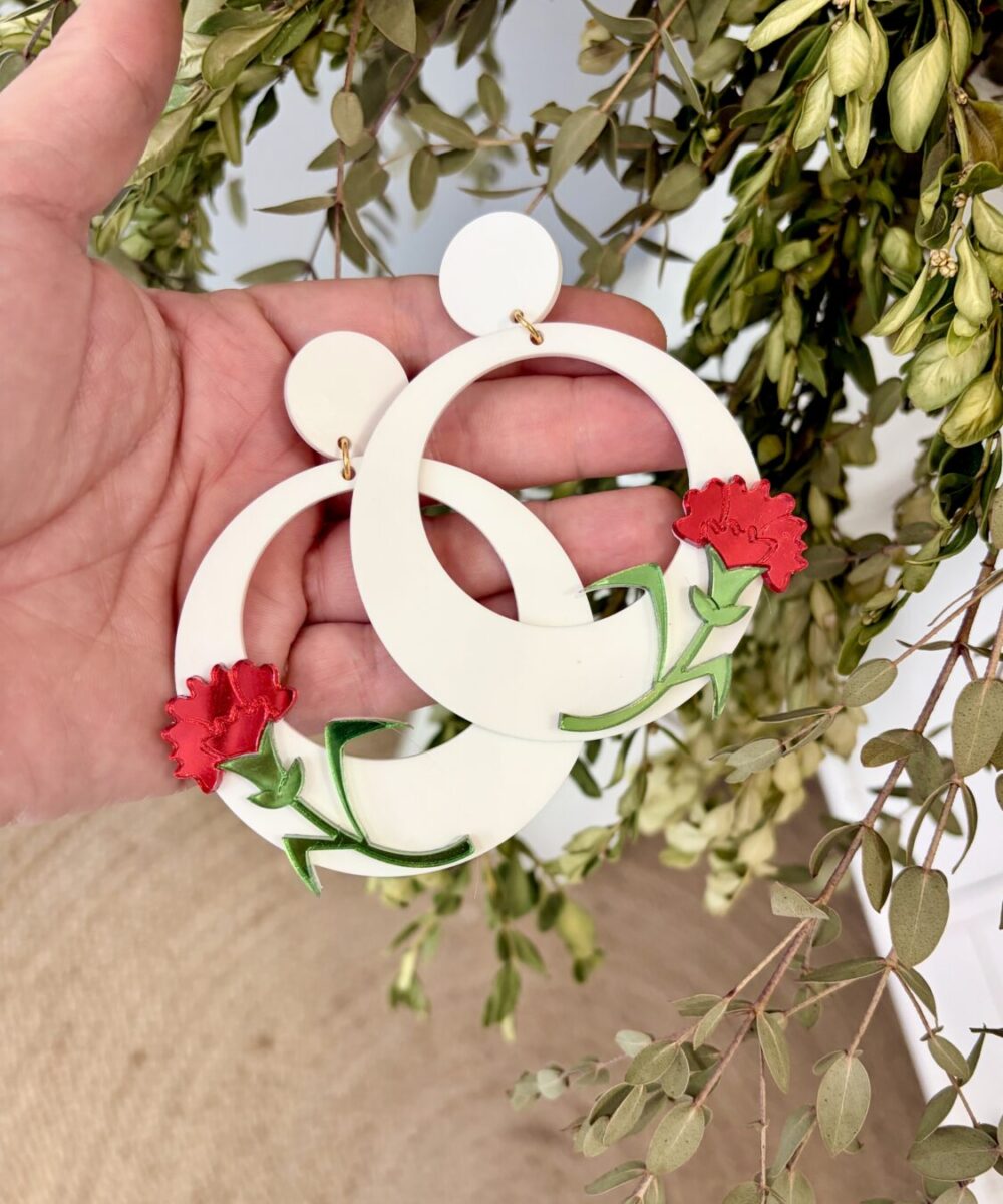 Pendiente de aro con clavel